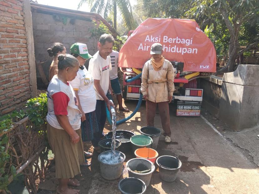 Penyaluran air bersih kembail dilaksanakan di Dusun Bangampel, Desa Gendayakan, Kabupaten Wonogiri. Sebanyak 50.000 liter bantuan air bersih dari Rumah Zakat diberikan kepada 72 KK pada Ahad (20/9).