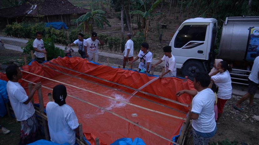 Penyaluran bantuan air bersih di Dukuh Beku, Desa Gementar, Kecamatan Mondokan, Kabupaten Sragen, Jawa Tengah (Jateng). 
