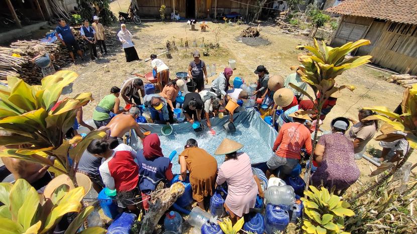 Penyaluran bantuan air bersih di wilayah Kalitlawah Boyolali.