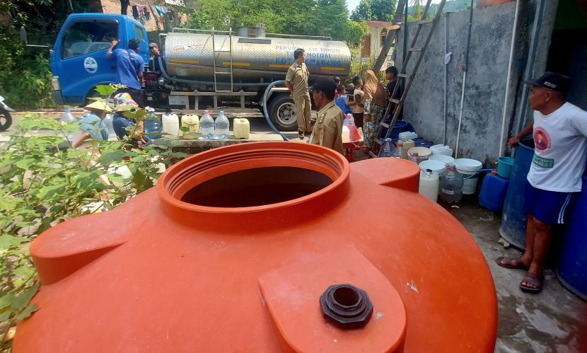  Penyaluran bantuan air bersih oleh BPBD Kota Semarang ke lingkungan RT 02/RW 03 Kelurahan Jabungan, Kecamatan Banyumanik, Kota Semarang, Jawa Tengah. 