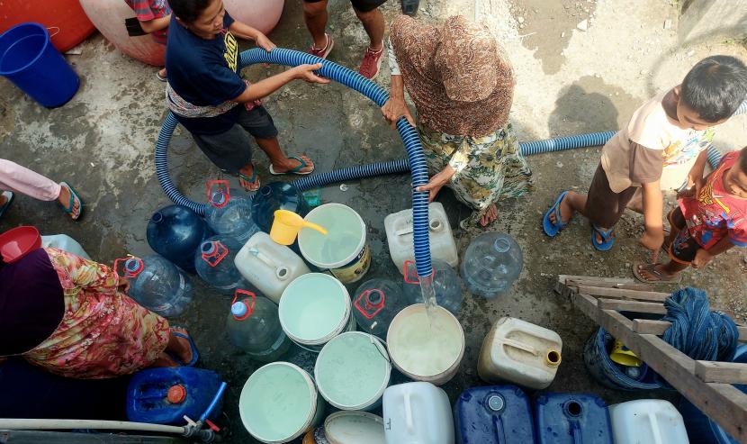  Penyaluran bantuan air bersih oleh BPBD Kota Semarang ke lingkungan RT 02/RW 03 Kelurahan Jabungan, Kecamatan Banyumanik, Kota Semarang, Jawa Tengah.