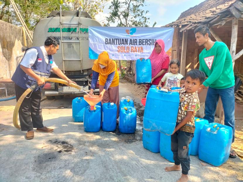 Penyaluran bantuan air bersih untuk warga Sukoharjo yang terdampak kekeringan.