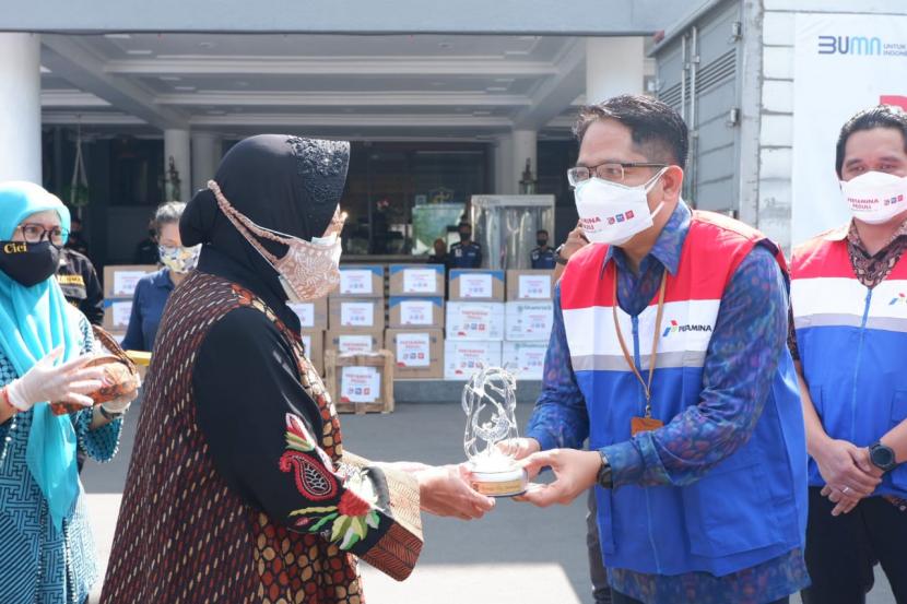  Penyaluran bantuan alat kesehatan dan Alat Pelindung Diri (APD) oleh Pertamina Peduli pada Rabu (22/7), diterima langsung oleh Tri Rismaharini, Walikota Surabaya.