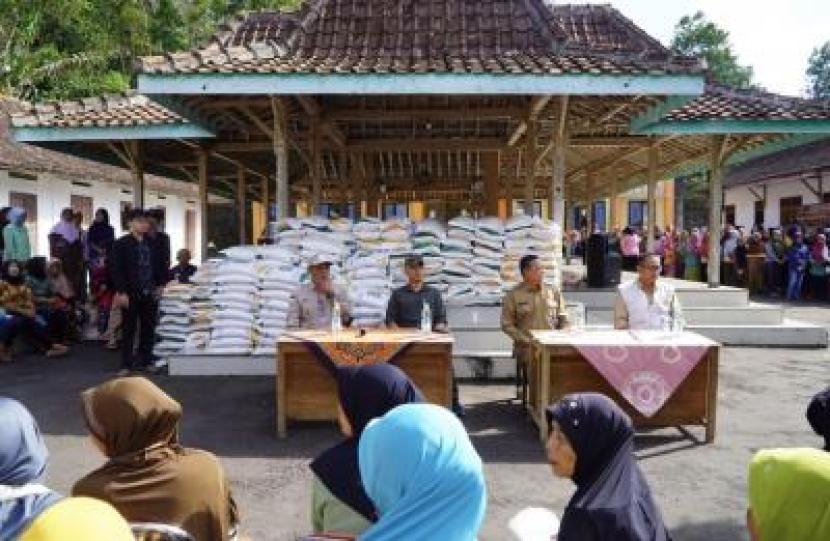 Penyaluran bantuan cadangan beras pemerintah di Gunungkidul, DIY.