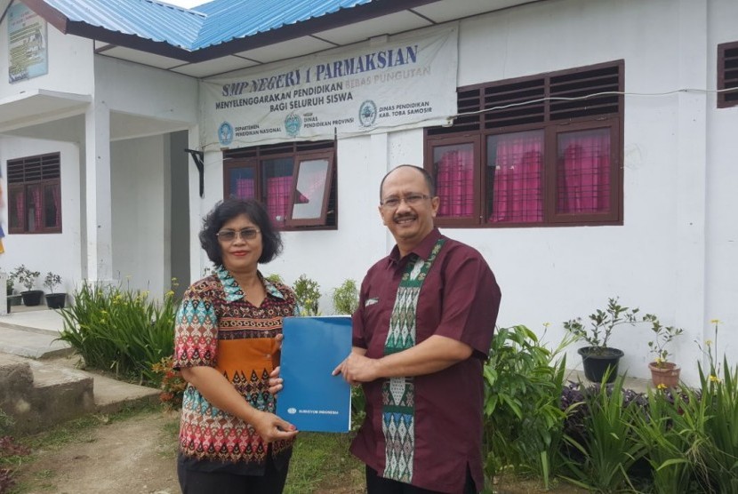 Penyaluran bantuan CSR dari PT Surveyor Indonesia di Toba Samosir, Sumatera Utara.