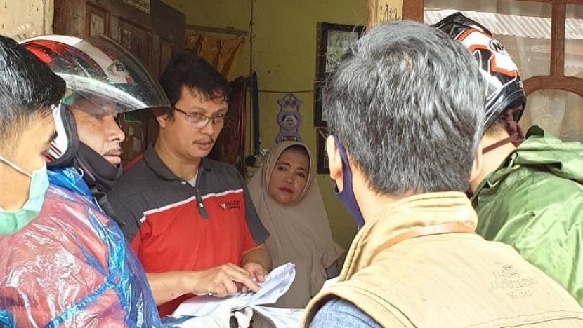 Penyaluran bantuan Jaring Pengamanan Sosial (JPS) dari Pemprov Sumbar yang diantarkan oleh PT Pos ke rumah masing-masing warga penerima di Kota Padang Panjang, Jumat (1/5)