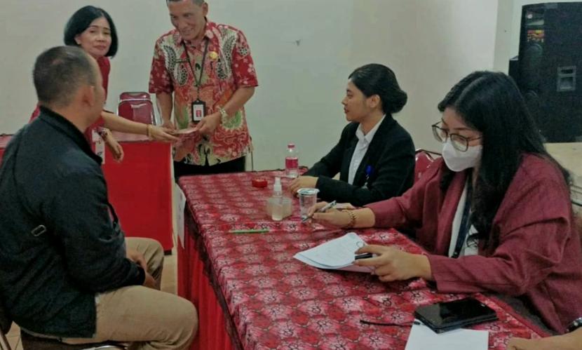 Penyaluran bantuan langsung tunai Dana Bagi Hasil Cukai dan Hasil Tembakau (DBHCHT) 2023 tahap pertama di Kabupaten Semarang.