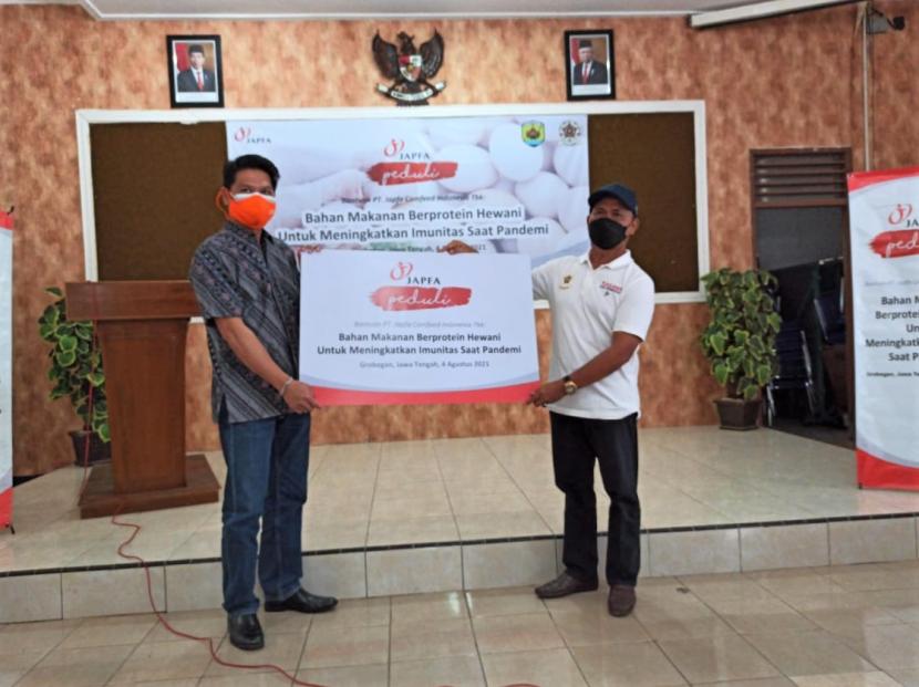 Penyaluran bantuan paket protein hewani oleh PT Japfa Comfeed Indonesia Tbk (JAPFA) di kabupaten Grobogan, Jawa Tengah, Rabu (4/8). Total JAPFA menyalurkan bantuan 5.000 paket protein hewani untuk tujuh daerah di tiga provinsi