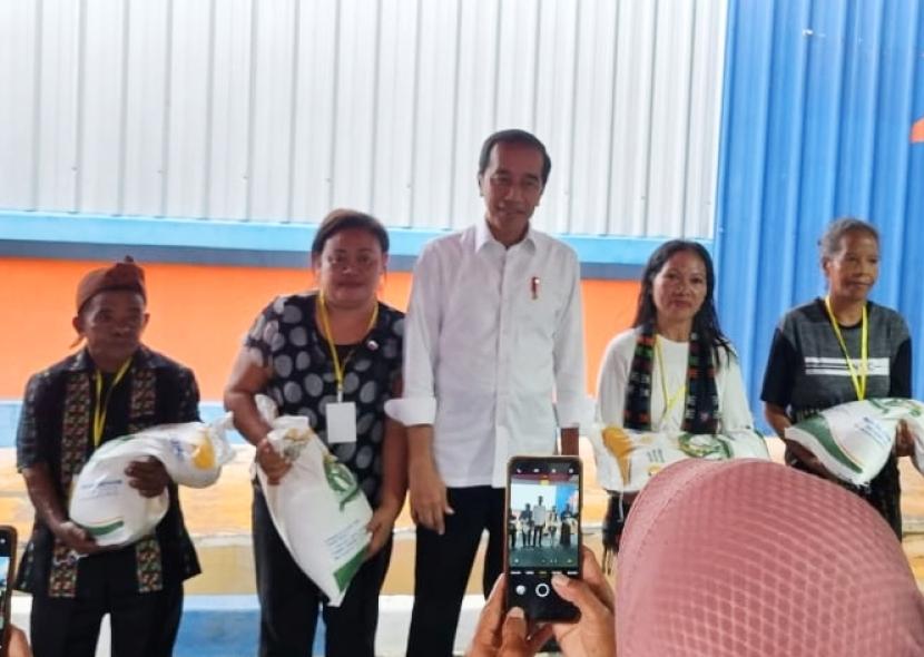 Penyaluran bantuan pangan beras oleh Presiden RI Joko Widodo di Gudang Bulog Baru Cermin, Labuan Bajo, Senin (4/12/2023). 
