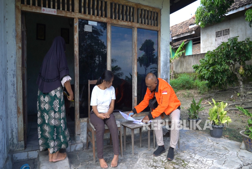 Penyaluran bantuan PKH oleh petugas Pos Indonesia.