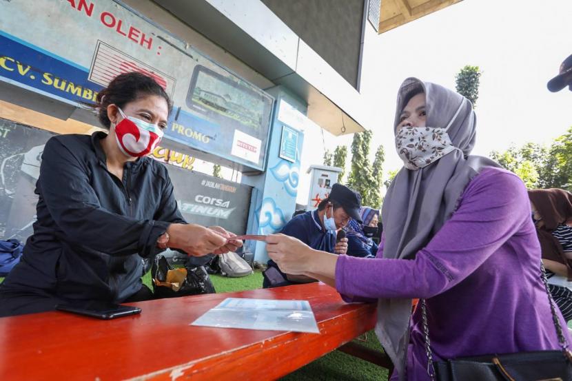 Penyaluran bantuan sosial untuk warga Kota Bandung terdampak Pemberlakukan Pembatasan Kegiatan Masyarakat (PPKM) Darurat dari Pemerintah Kota (Pemkot) Bandung telah mencapai 99 persen.