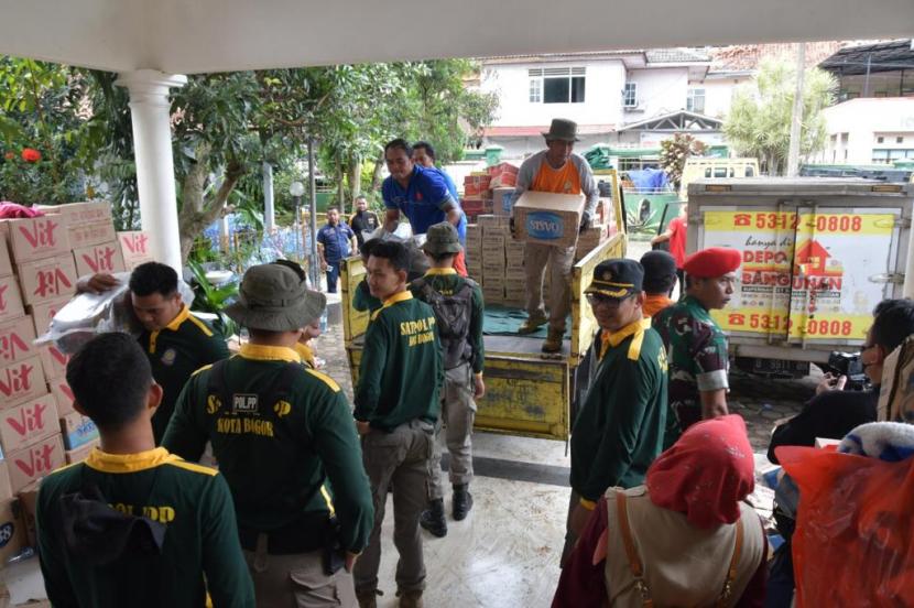 Penyaluran bantuan untuk korban gempa Cianjur, Jawa Barat.