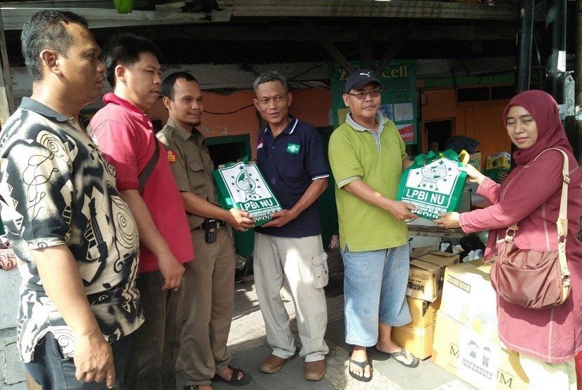 Penyaluran bantuan untuk korban kebakaran di Tamansari Jakarta Barat oleh LPBI NU DKI Jakarta