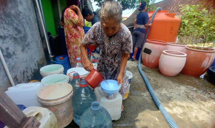  Penyaluran batuan air bersih BPBD Kota Semarang kepada warga Kelurahan Jabungan, Kecamatan Banyumanik, Kota Semarang. BPBD Kota Semarang menyiagakan bantuan air bersih bagi warga terdampak musim kemarau.