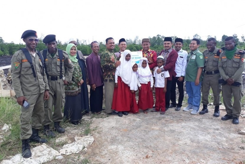 Penyaluran dana bantuan dari NU Care-LAZISNU untuk pembangunan sekolah Al Ma'rif Maibo, Sorong