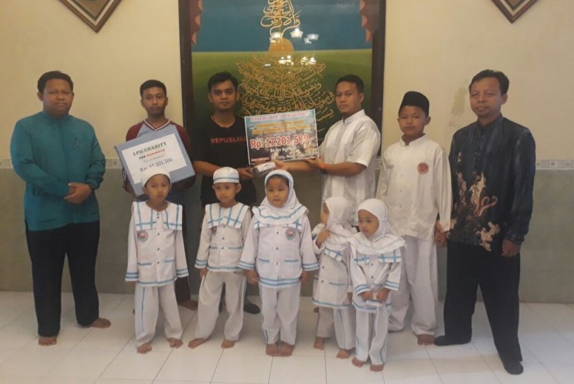 Penyaluran dana bantuan untuk warga Muslim Rohingya oleh LPII Nurul Musthofa.