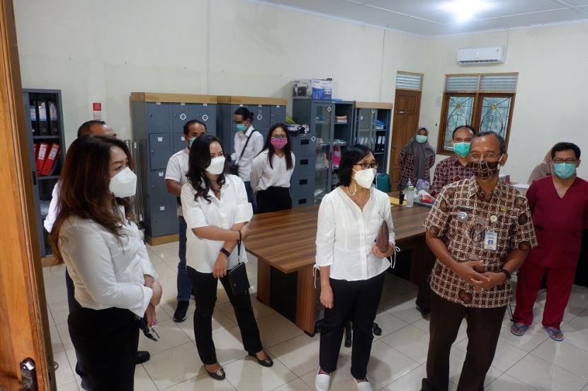 Penyaluran donasi dari The Alana Yogyakarta Hotel and Convention Center kepada pasien Covid-19 di Kabupaten Bantul, DIY. 