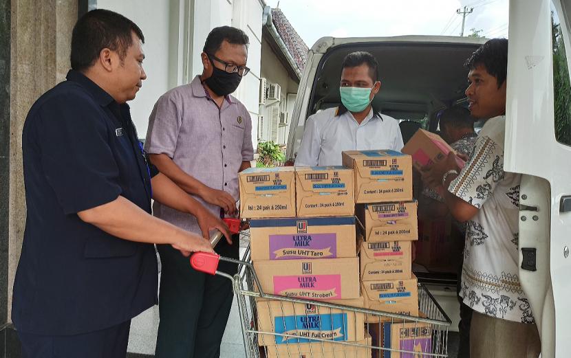 Penyaluran donasi nutrisi tambahan berupa biskuit dan susu oleh sejumlah pengurus DPD PKS Kota Semarang ke RSUP dr Kariadi Senarang, Senin (23/3). 