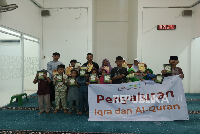 Penyaluran Iqra dan Alquran untuk para santri di Pesantren Bunayya Entrepreneur, Ciampea, Bogor, Rabu (8/10/2025).