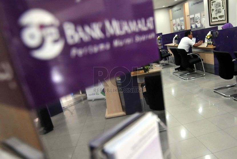 Penyaluran Kredit. Petugas melayani nasabah di kantor layanan Bank Muamalat, Jakarta, Rabu (20/8).(Republika/ Wihdan)