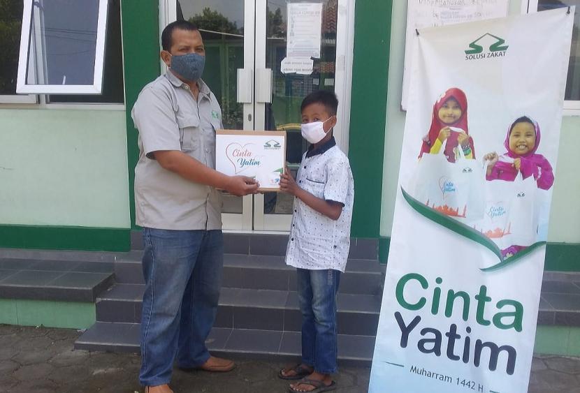 Penyaluran paket bahan kebutuhan pokok dan santuan program Cinta Yatim Muharam Solusi Zakat bersama SoloPeduli kepada penerima manfaata di wilayah Kelurahan Cangkiran, Kecamatan Mijen, Kota Semarang, Kamis (17/9). Kegiatan ini digelar dalam rangka milad ke-21 Solusi Zakat.