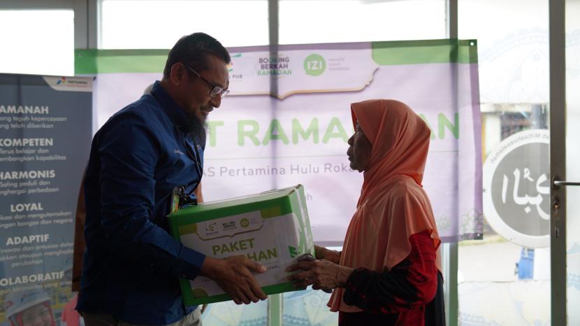 Penyaluran paket Ramadhan kepada masyarakat dhuafa (ilustrasi)