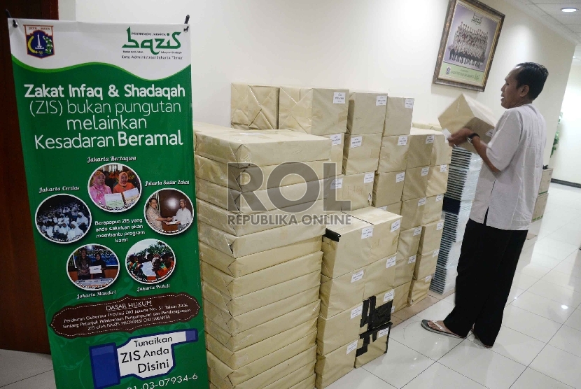 Penyaluran Zakat, Infaq, Shadaqah Non Cash: Petugas merapikan kotak kupon Tanda Bukti Penerimaan Infaq Shadaqah di kantor Bazis DKI Jakarta, Jumat (13/2). 