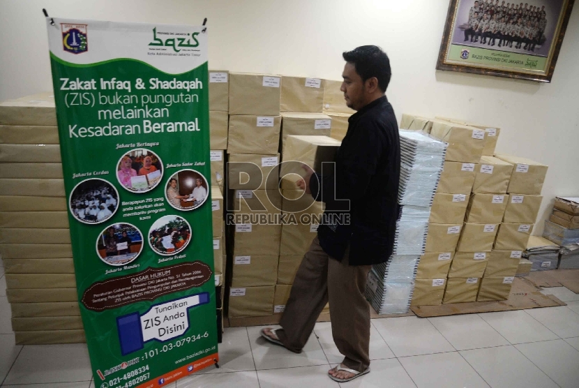 Penyaluran Zakat, Infaq, Shadaqah Non Cash: Petugas merapikan kotak kupon Tanda Bukti Penerimaan Infaq Shadaqah di kantor Bazis DKI Jakarta, Jumat (13/2). 