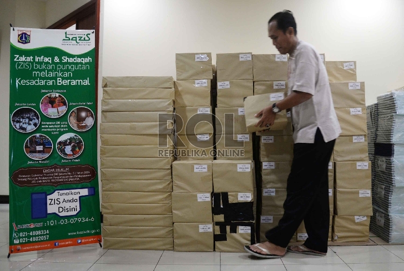 Petugas merapikan kotak kupon Tanda Bukti Penerimaan Infaq Shadaqah di kantor Bazis DKI Jakarta. (Ilustrasi)