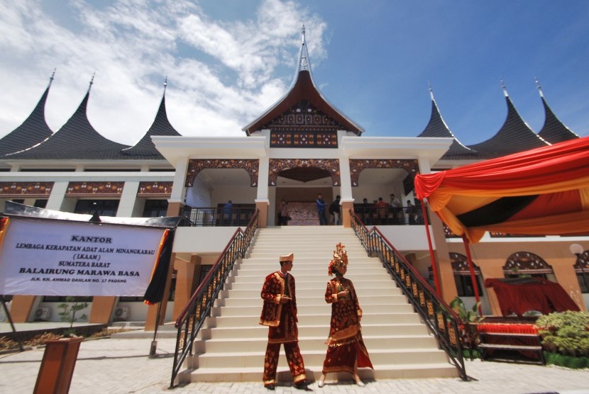 Penyambut tamu berpakaian anakdaro dan marapulai, berada di depan Gedung Lembaga Kerapatan Adat Alam Minangkabau (LKAAM), di Jl Kh A Dahlan, Padang, Sumatera Barat, Kamis (23/4).  (ANTARA/Iggoy el Fitra).