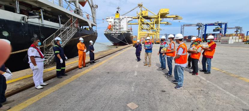 Penyambutan kapal sandar perdana  Tahun 2021 tgl. 01 Januari 2021 di Dermaga Internasional TPK Belawan,  MV. Daya Maju (Samindo), last port Port Klang. Apresiasi ini diberikan oleh Komisaris  Pelindo 1 Ahmad Perwira Mulia Tarigan