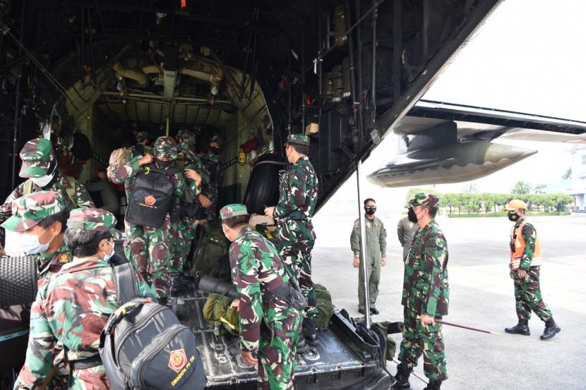 Penyambutan nakes TNI di Baseops Lanud Halim Perdanakusuma, Jakarta Timur, Senin (28/6).