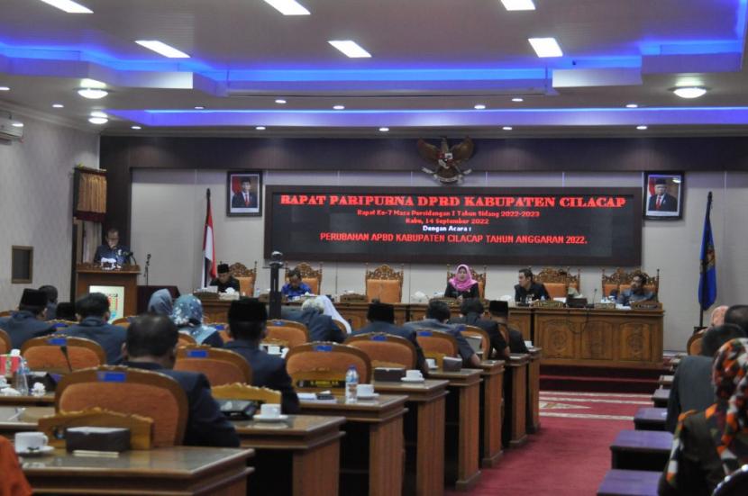 Penyampaian pandangan umum Fraksi DPRD terhadap Rancangan Peraturan Daerah Kabupaten Cilacap tentang Perubahan APBD Kabupaten Cilacap Tahun Anggaran 2022. 