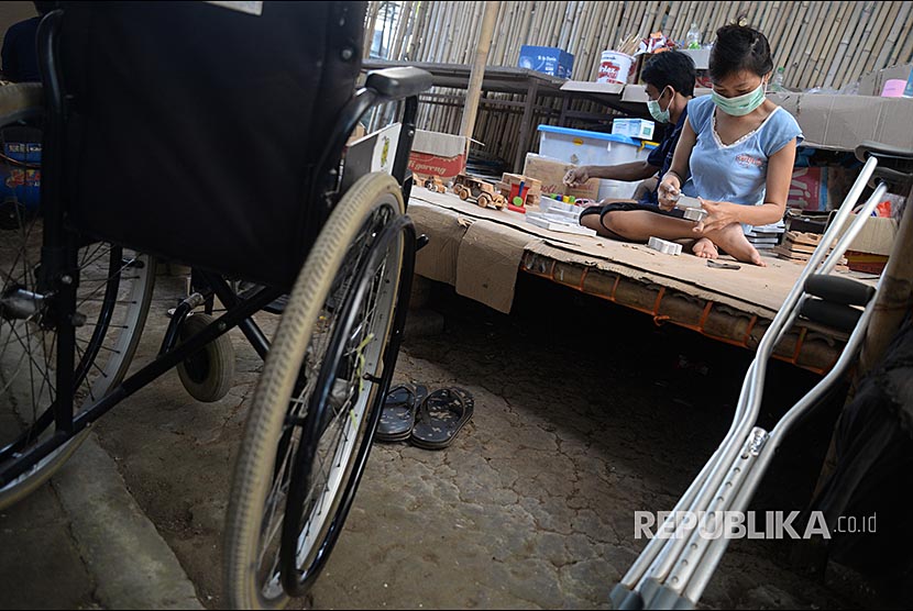 Penyandang difabel Yayasan Bunga Bali membuat permainan edukasi berbahan kayu di Denpasar, Bali.