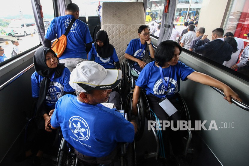 Penyandang disabilitas berada di dalam bus saat mengikuti program mudik gratis Natal dan Tahun Baru di Terminal Pulogebang, Jakarta. Gubernur Anies Baswedan sebut belum ada rencana menambah kuota mudik gratis.