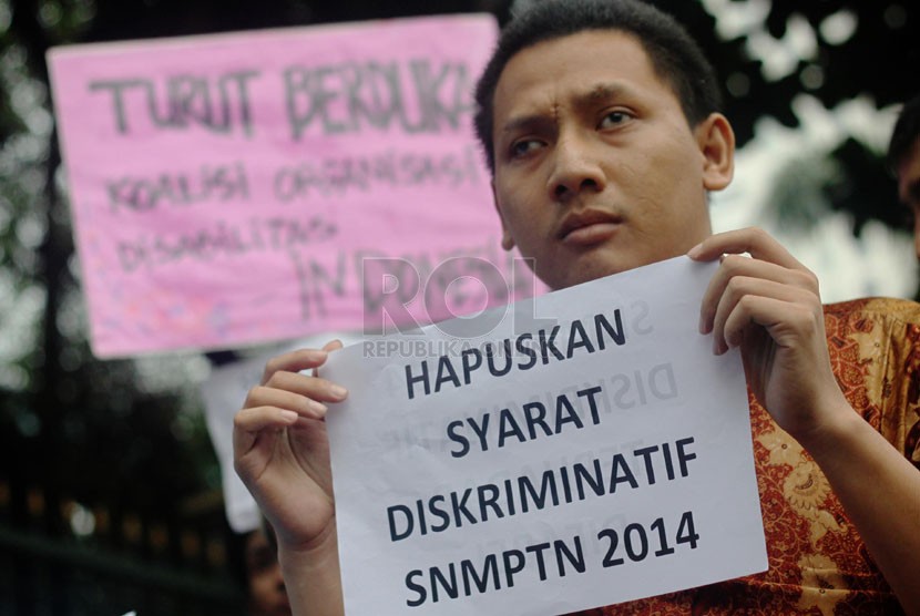 Penyandang disabilitas berunjuk rasa di depan gedung Kementerian Pendidikan dan Kebudayaan, Jakarta Pusat, Rabu (12/3). (Republika/Yasin Habibi)