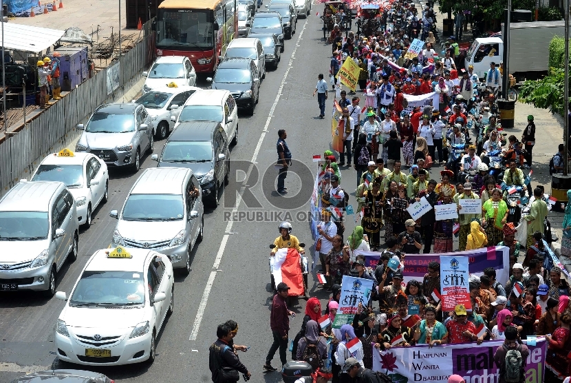 Penyandang disabilitas dari berbagai elemen melakukan aksi longmarch saat melakukan aksi damai di Jalan Thamrin, Jakarta, Selasa (18/8).   (RepublikaTahta Aidilla)