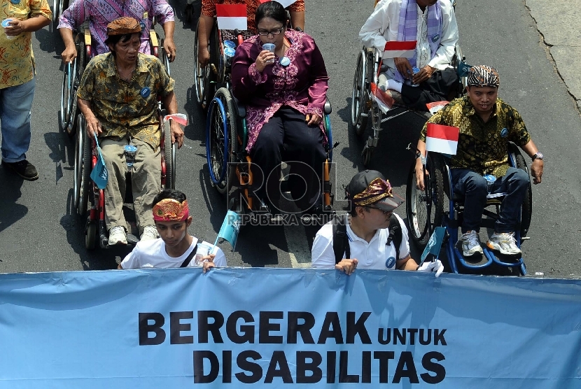 Penyandang disabilitas dari berbagai elemen melakukan aksi longmarch saat melakukan aksi damai di Jalan Thamrin, Jakarta, Selasa (18/8).   (RepublikaTahta Aidilla)