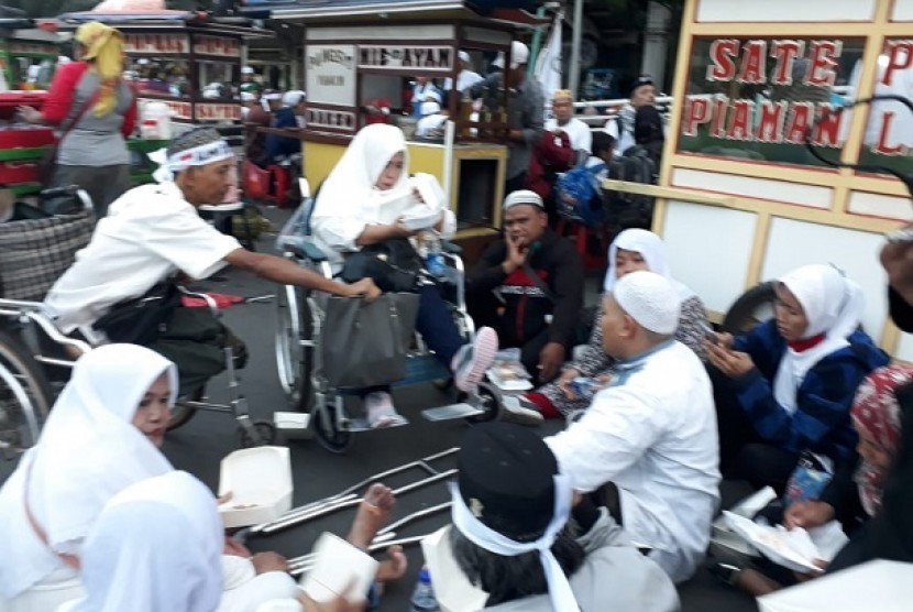 Penyandang disabilitas dari Yayasan Federasi Keluarga Cacat Tubuh Indonesia (FKCTI) hadiri reuni 212