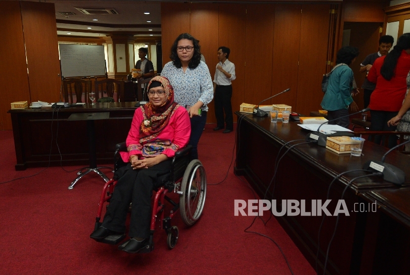  Penyandang disabilitas Dwi Maryani menuju keluar ruangan usai memberikan laporan di Gedung Ombudsman, Jakarta, Selasa (12/4). (Republika/ Raisan Al Farisi)