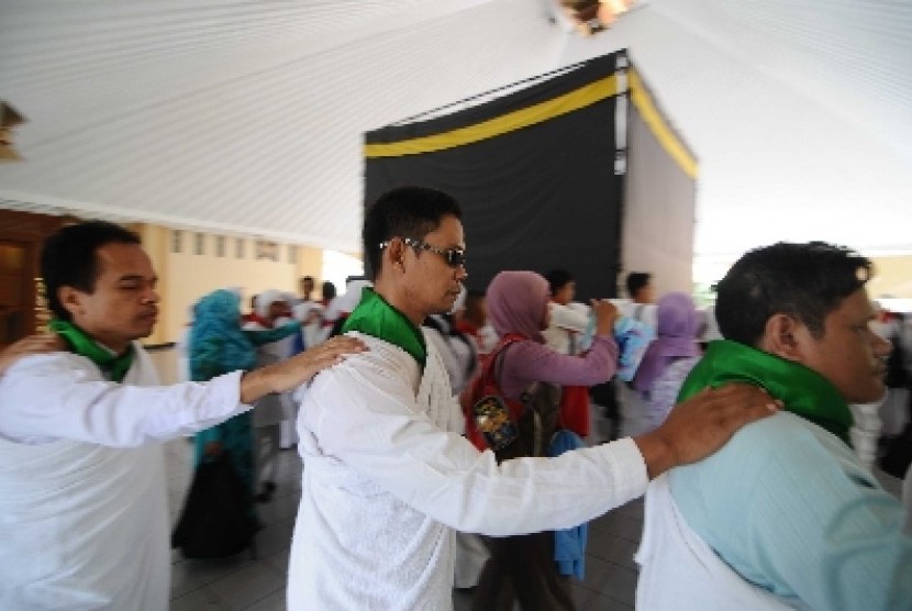 Penyandang disabilitas melakukan manasik haji di Bandung, Selasa (18/11).