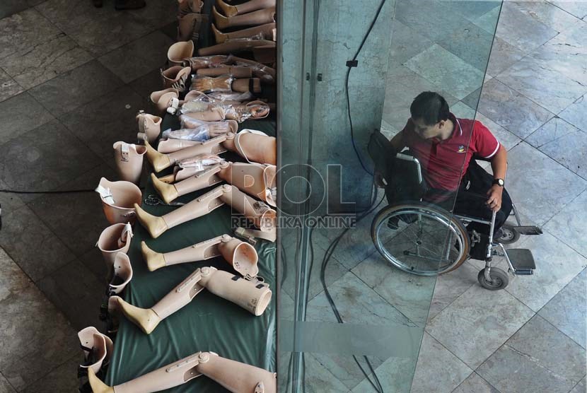  Penyandang Disabilitas melihat koleksi kaki palsu yang akan dibagikan saat Hari Disabilitas Internasional 2013 di Jakarta, Selasa (3/12).    (Republika/Tahta Aidilla)