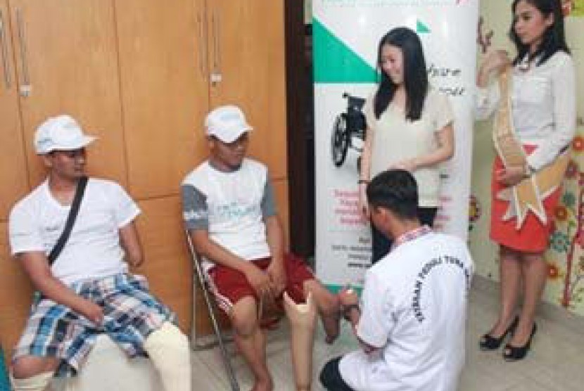 Penyandang disabilitas mendapatkan bantuan kaki palsu di Jakarta, Jumat (16/8).