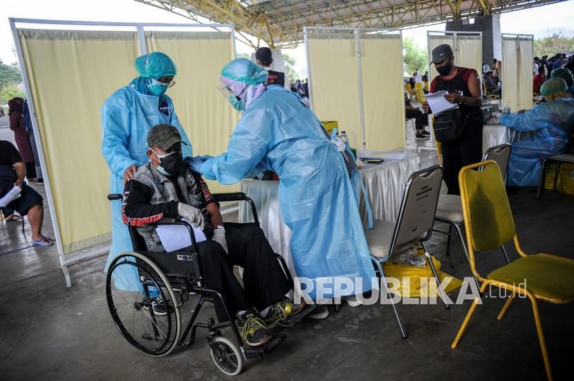 Penyandang disabilitas menerima vaksin COVID-19 di Gedung Bale Rame, Soreang, Kabupaten Bandung, Jawa Barat, Sabtu (7/8/2021).