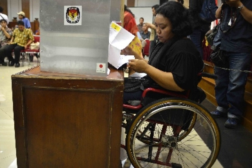 Penyandang disabilitas mengikuti simulasi pemilu yang diadakan oleh Komisi Pemilihan Umum (KPU) di Kantor KPU, Jakarta, Jumat (4/4). 