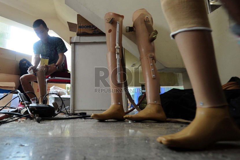   Penyandang Disabilitas sedang mencoba kaki palsu saat peringatan Hari Disabilitas Internasional 2013 di Jakarta, Selasa (3/12).      (Republika/Tahta Aidilla)