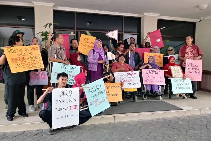 Penyandang disabilitas yang tergabung dalam Forum Penguatan Hak Penyandang Disabilitas (FPHPD) melakukan aksi di Gedung DPRD Kota Yogyakarta.
