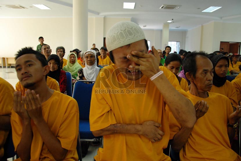 Penyandang masalah kesejahteraan sosial (PMKS) yang terjaring razia selama bulan ramadhan berdoa bersama sebelum pemulangkan mereka ke daerah asal mereka masing-masing di Panti Sosial Bina Insan Bangun Daya 2, Cipayung, Jakarta Timur, Kamis (17/7).