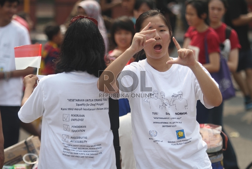 Penyandang tuna rungu berkumpul bersama memperingati Hari Tuna Rungu Sedunia di Bundaran HI, Jakarta Pusat.