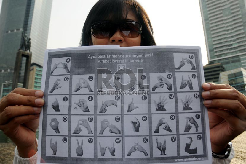 Penyandang tuna rungu memperingati Hari Tuna Rungu Internasional di Bundaran Hotel Indonesia,Jakarta,Jum'at (28/9).(Aditya Pradana Putra/Republika)